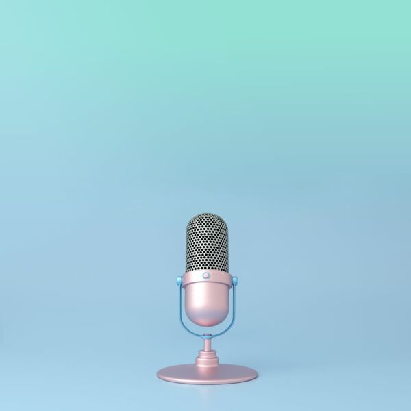 Mikrophon vor hellblauem Hintergrund - Symbolbild für Workshops